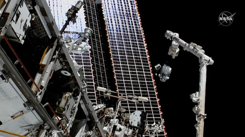 Astronauti vyměnili u ISS nefunkční anténu